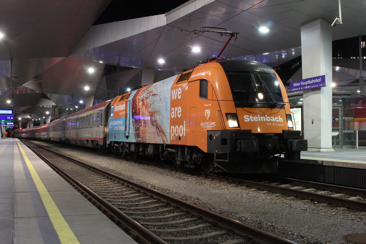 Der obeösterreichische Poolherrsteller Steinbach besitzt mit der 1116 229 eine eigene Werbelok. 
Die stimmige orange/blaue Lok brachte am Abend des 18.1.2022 den IC632  Lienzer Dolomiten  von Lienz nach Wien Hbf.