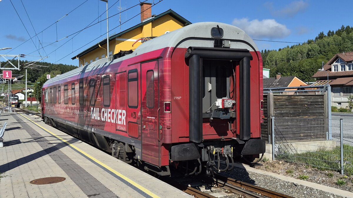 Der Oberbaumesswagen  Railchecker  in seiner vollen Pracht. Am 02.09.2026 verweilt er w�hrend dem St�rzen des Triebfahrzeugs im Bahnhof Wies-Eibiswald auf die weitere Fahrt: