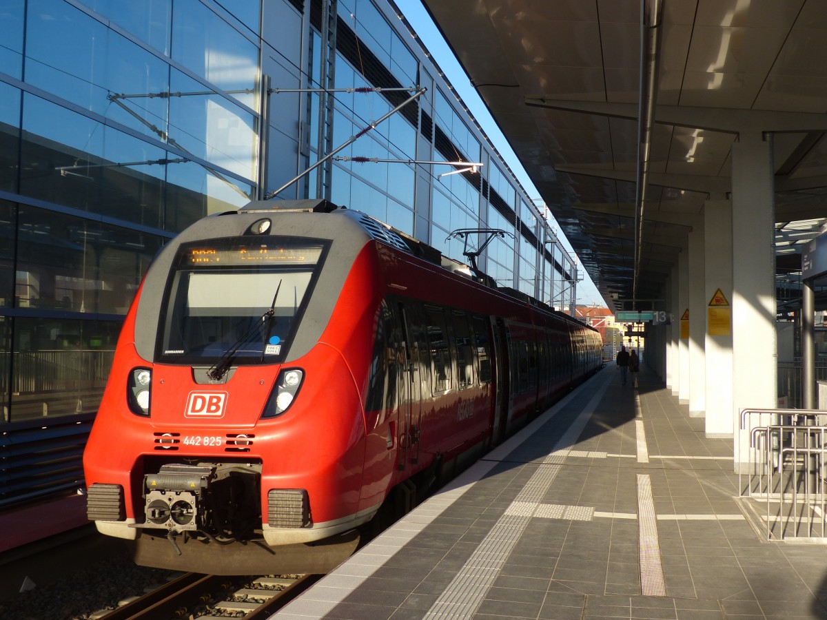 Der obere Regionalbahnsteig des Bahnhofs Ostkreuz ist seit einer Woche in Betrieb. Dass er überdacht ist, ist dem Berliner Senat zu verdanken. Dieser finanzierte das Dach aus Geldern, die er bei der S-Bahn wegen Mangelleistung zurückgehalten hatte. Fahrzeug 442 825 ist als Regionalbahn RB24 nach Senftenberg unterwegs und fährt in Kürze ab.
