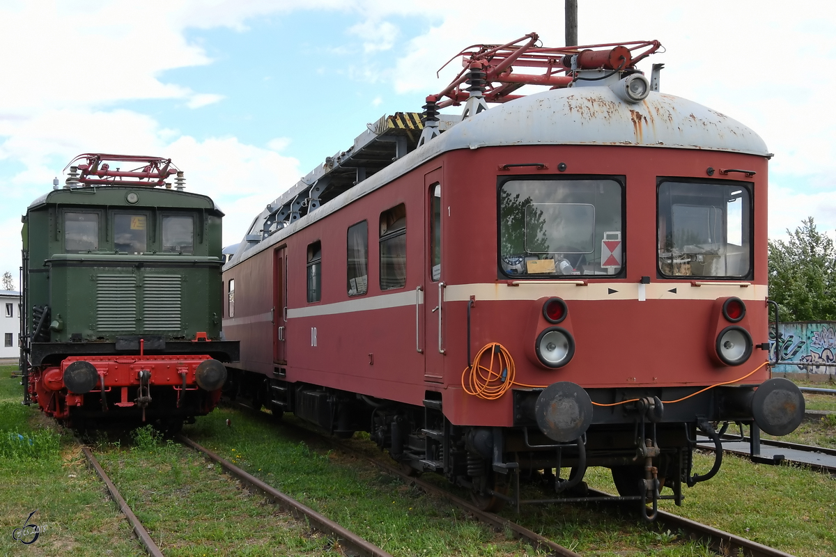 Der Oberleitungs-Revisions-Triebwagen ORT 137 711 und die Elektrolokomotive 244 146-7 der DR. (Weimar, August 2018)