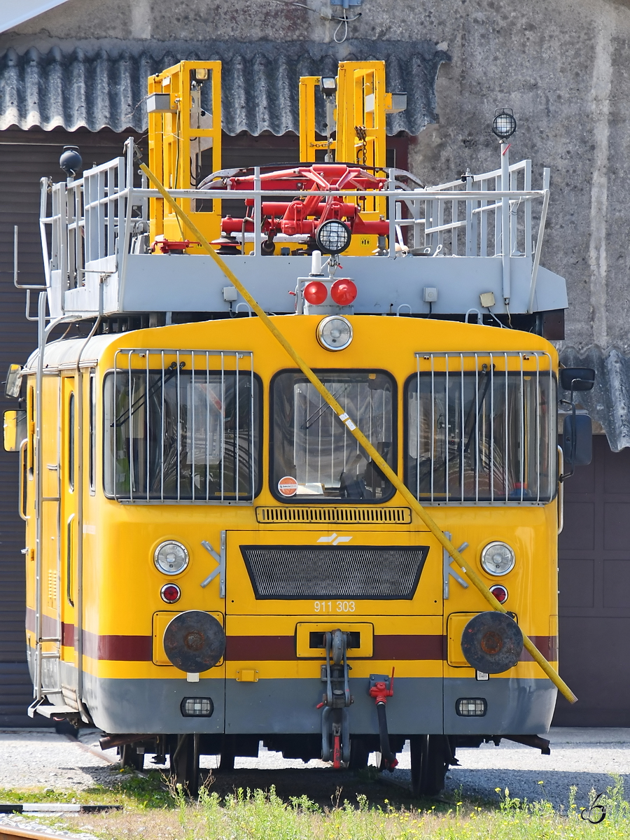 Der Oberleitungs-Revisionswagen 911 303 war Ende August 2019 unweit des Bahnhofes in Pivka abgestellt.