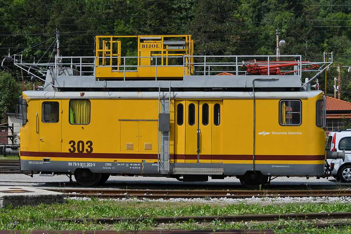 Der Oberleitungs-Revisionswagen 911 303 war Ende August 2019 unweit des Bahnhofes in Pivka zu sehen.