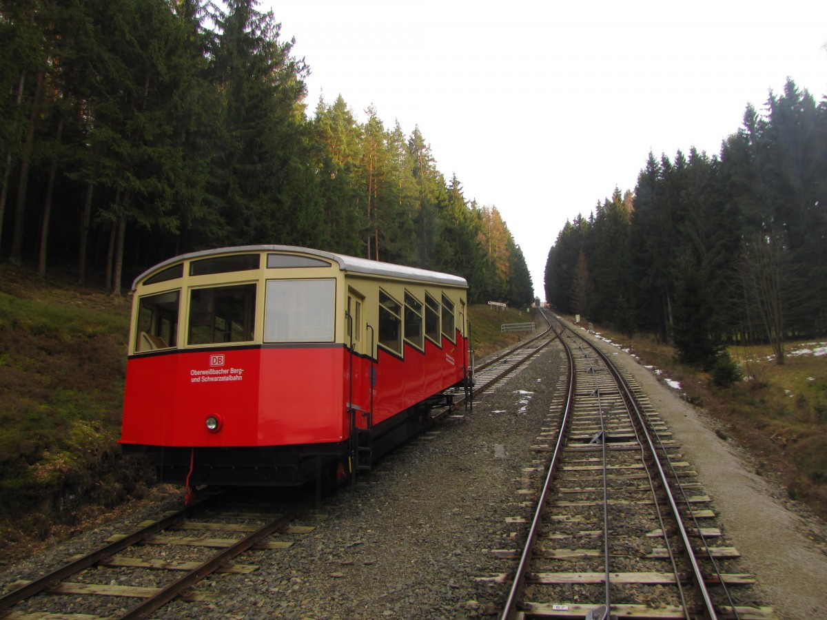 Der OBS Personenwagen als RB 29844 von Obstfelderschmiede nach Lichtenhain (a d Bergbahn), am 16.03.2015 an der Bergbahnkreuzungsstelle.