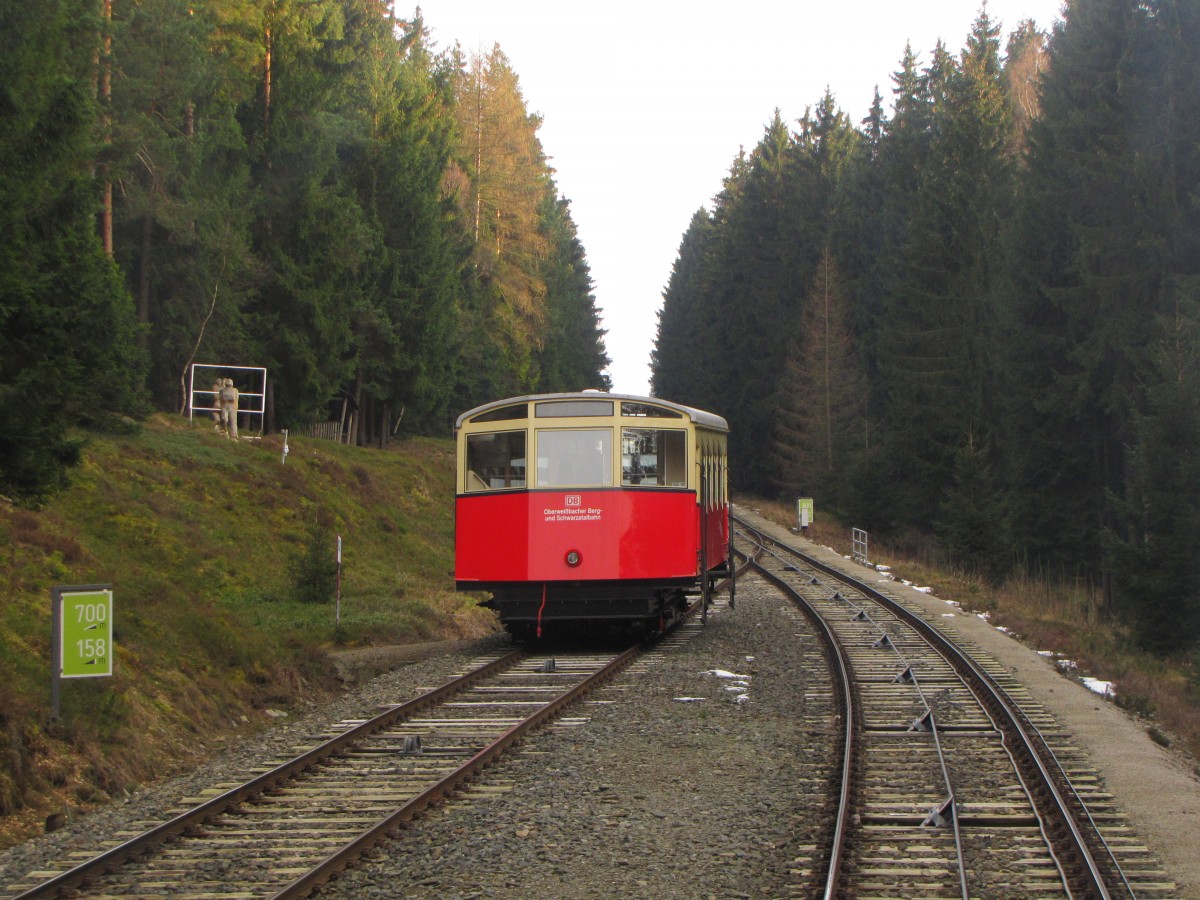 Der OBS Personenwagen als RB 29844 von Obstfelderschmiede nach Lichtenhain (a d Bergbahn), am 16.03.2015 in der Ausweichestelle.