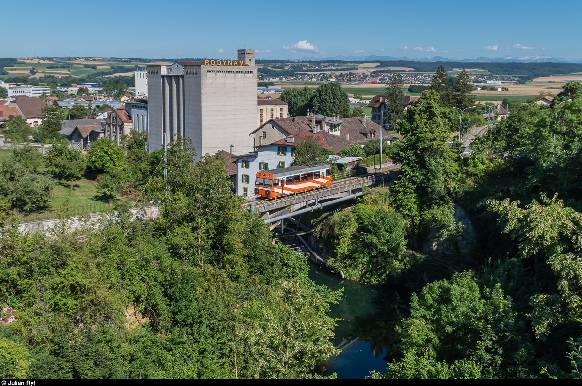 Der OC Be 2/2 14 überquert am 19. Juli 2016 die Brücke über die L'Orbe bei der Haltestelle Saint Eloi.