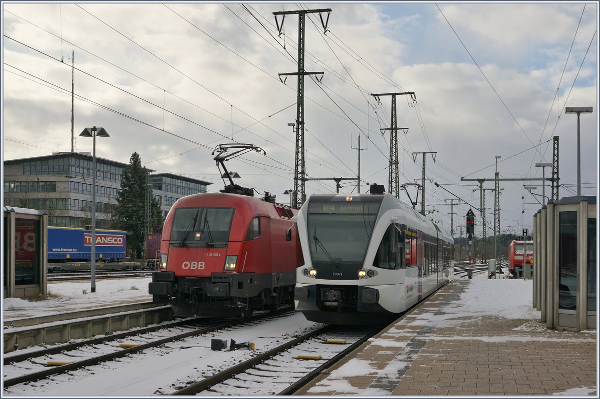 Der  Ochse  ist zu früh! Doch nur so konnte dieses Bild entstehen: Ab dem Fahrplanwechsel werden die ÖBB 1116 die Traktion der IC Züge (Zürich -) Singen - Stuttgart übernehmen, aber die Thurbo GTW als S 22 nach Jestetten wegfallen. Doch schon am Vortag des Fahrplanwechsels brachte die ÖBB 1116 087 den IC 183 von Stuttgart nach Singen und wartet nun auf die Rückleistung.
9. Dezember 2017