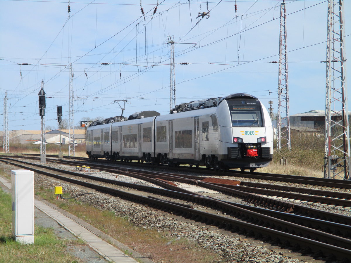 Der ODEG 4746 801,als RE Stralsund-Binz,erreichte,am 17.April 2020,den Bahnhof Samtens.