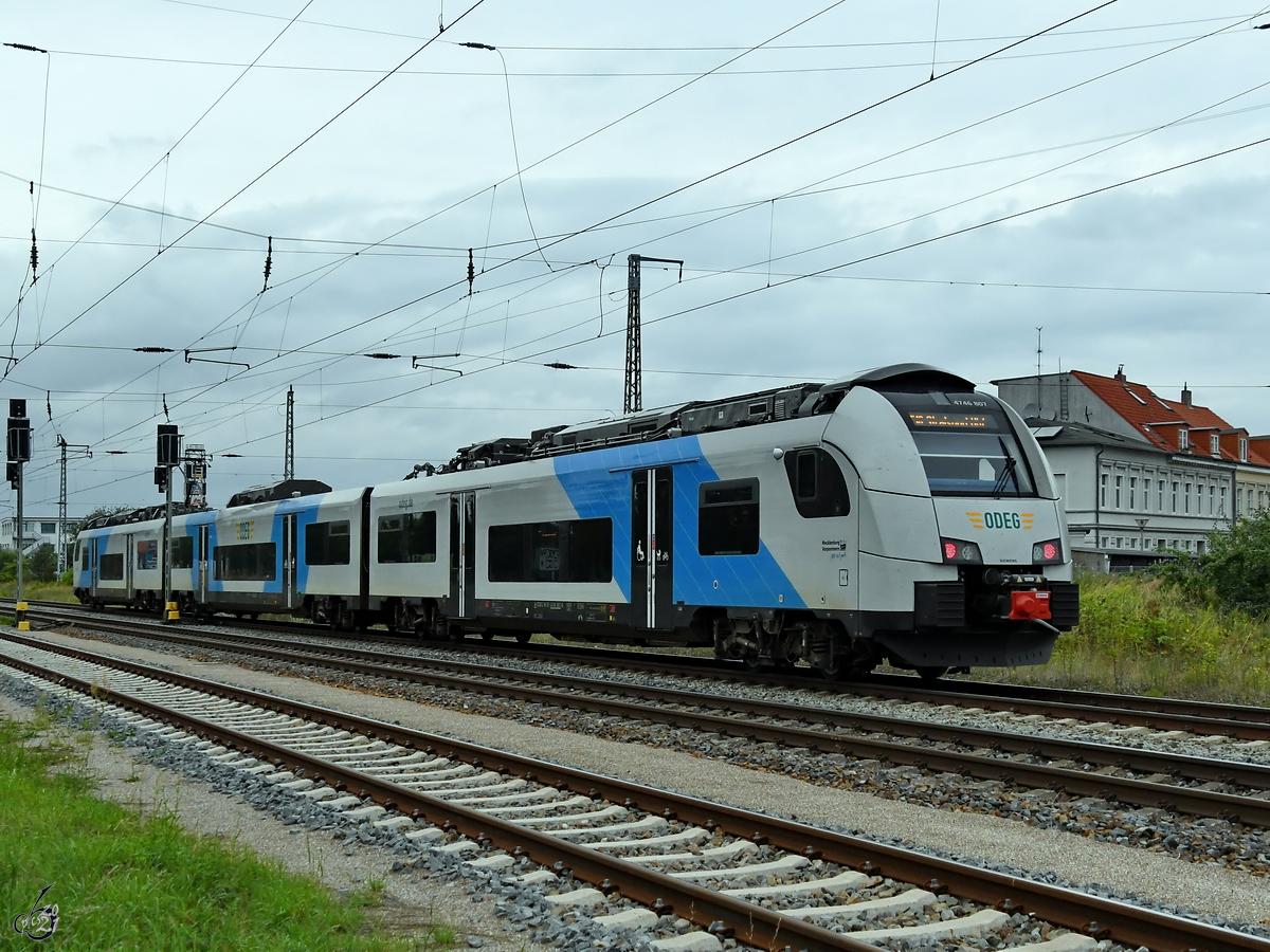 Der ODEG-Elektrotriebzug 4746 807 ist hier als RE10 nach Stralsund bei der Ankunft in Greifswald zu sehen. (August 2021)