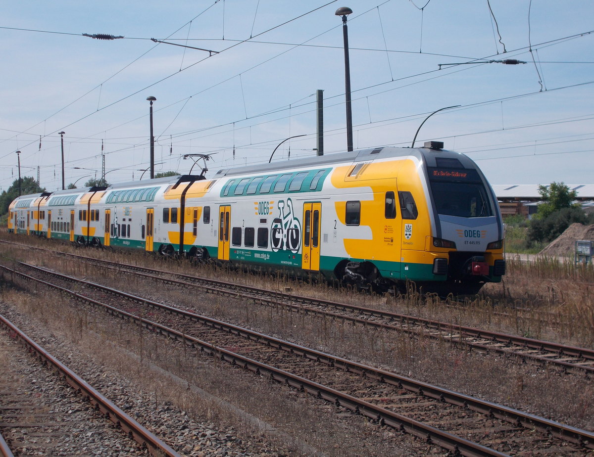 Der ODEG KISS ET445 115 während der Pause,am 23.Juli 2016,in Bergen/Rügen.