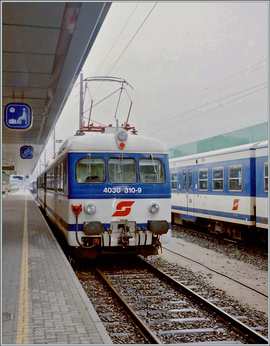 Der ÖBB 4030 310-9 staht in Bregenz zur Abfahrt nach Lindau HBF bereit. 

Analogbild vom 30 Mai 1995