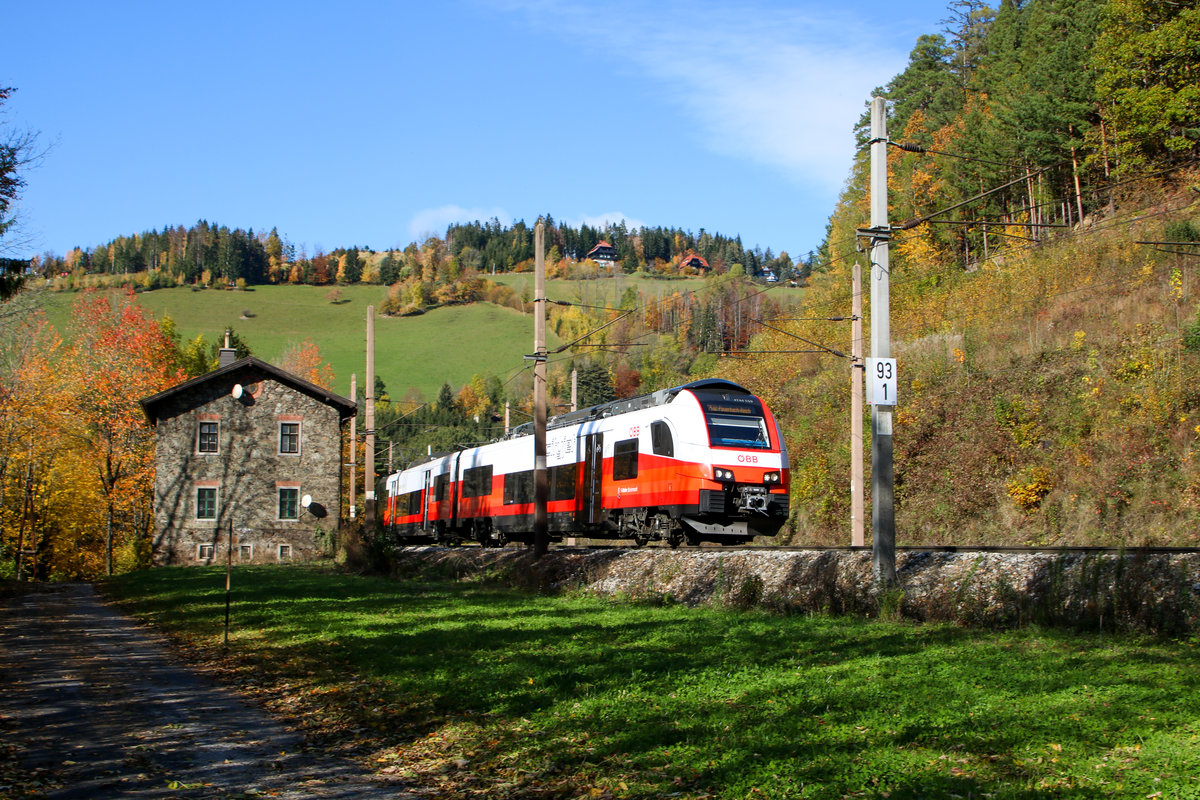 Der ÖBB 4744 559 ist am 31.10.2020 als  Semmering Pendler  unterwegs nach Payerbach Reichenau. Hier ist er kurz vor dem Bahnhof Klamm-Schottwien.