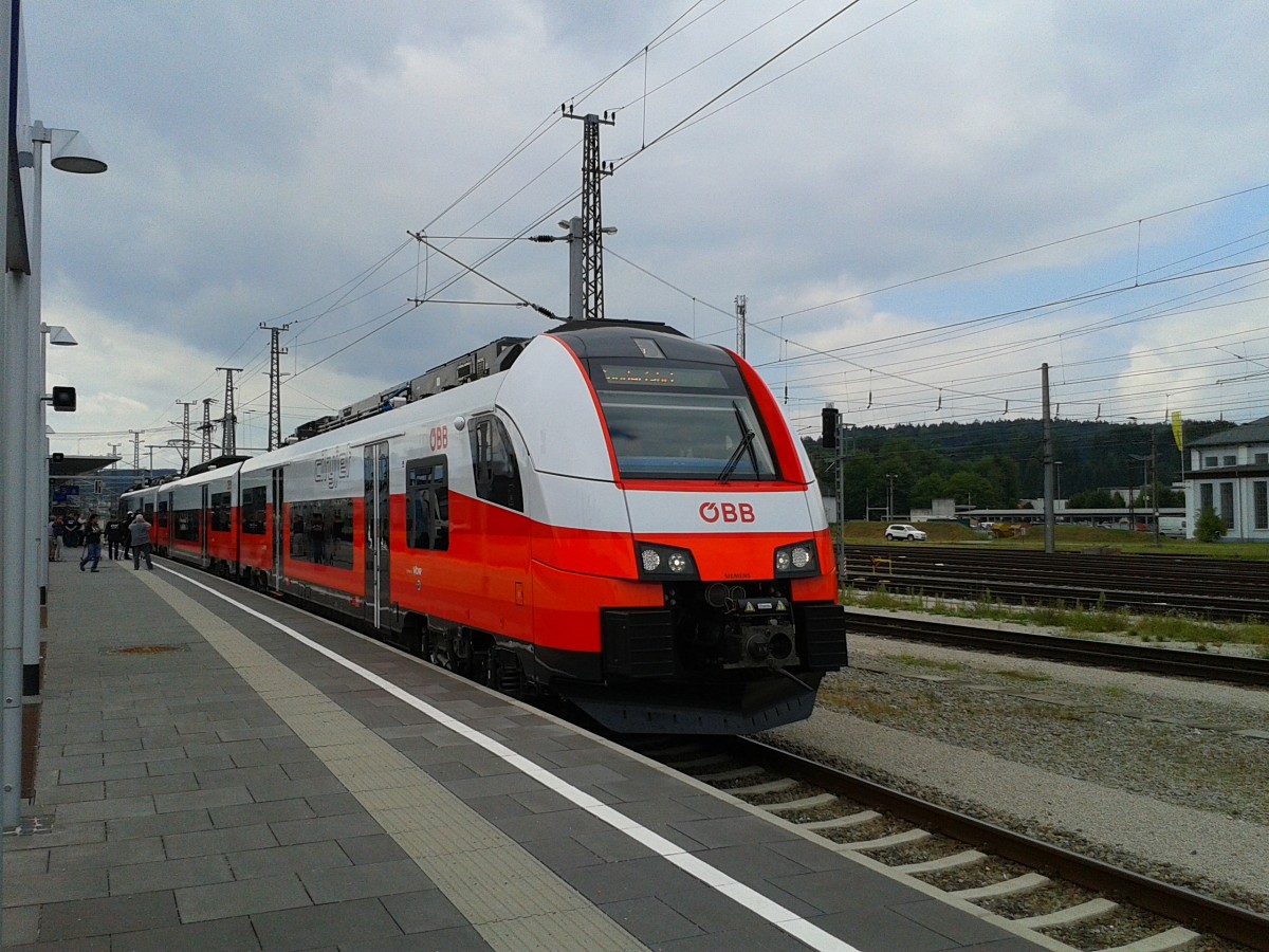 Der ÖBB-cityjet 4746 503-3 ist vom 17.8. bis 22.8. in Oberösterreich zu Präsentationsfahrten unterwegs und wurde am 18.8.2015 gemeinsam mit dem Projekt  S-Bahn Oberösterreich  unter anderem auch im Bahnhof Attnang-Puchheim präsentiert. Hier zu sehen als SR 17052 (Attnang-Puchheim - Linz Hbf) bei bei der Abfahrt in Attnang-Puchheim.