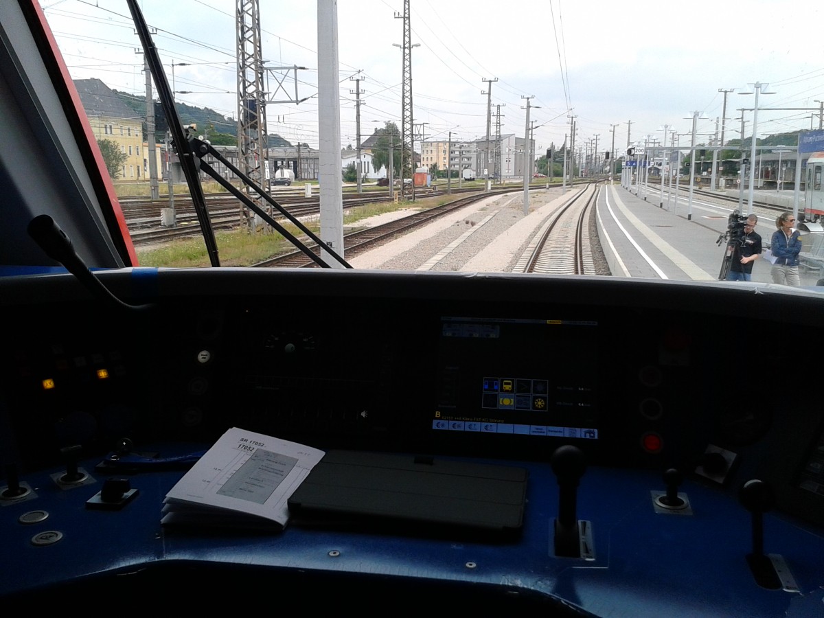Der ÖBB-cityjet 4746 503-3 wurde am 18.8.2015 gemeinsam mit dem Projekt  S-Bahn Oberösterreich  im Bahnhof Attnang-Puchheim präsentiert. Nach der Ansprache des Landeshauptmann-Stellvertreters, des Regionalmanagers der ÖBB-PV AG und des Bürgermeisters konnte man den cityjet von innen betrachten. In beiden Führerständen war ein Lokführer, dieser den Besuchern Fragen über den Zug beantwortete. Hier ein Blick aus einem der Führerstände.