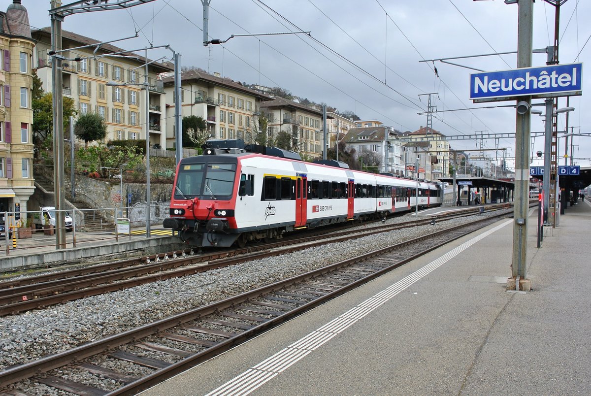 Der OeBB Domino verkehrte am 15.03.2018 ausnahmsweise ausserhalb seines normalen Einsatzgebietes. Im Bild verlsst der Pendel mit dem fhrendem At 50 85 19-43 802-4 den Bahnhof Neuchatel als Regio 7060 nach Buttes.