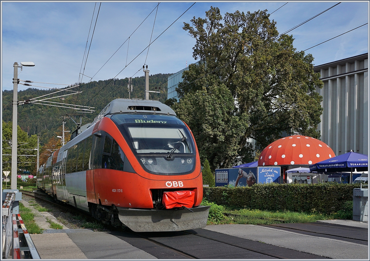 Der ÖBB ET 4024 017-8 verlässt Bregenz Hafen mit dem Ziel Bludenz. Rechts im Bild der schmucke  Pilzkiosk .

22. Sept. 2018 