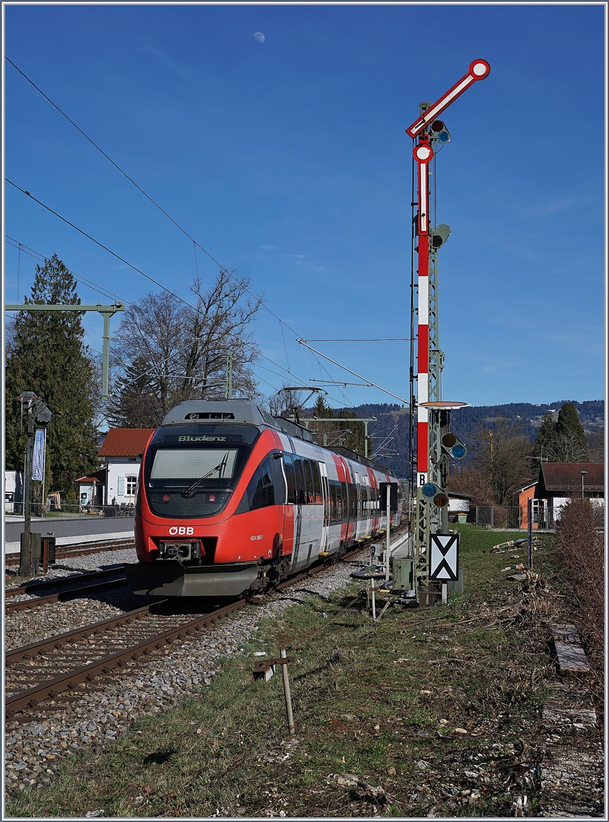 Der ÖBB ET 4024 089-7 auf der Fahrt von Lindau Hbf nach Bludenz passiert das Einfahrsignal  B  von Lindau Reutin.

16. März 2019