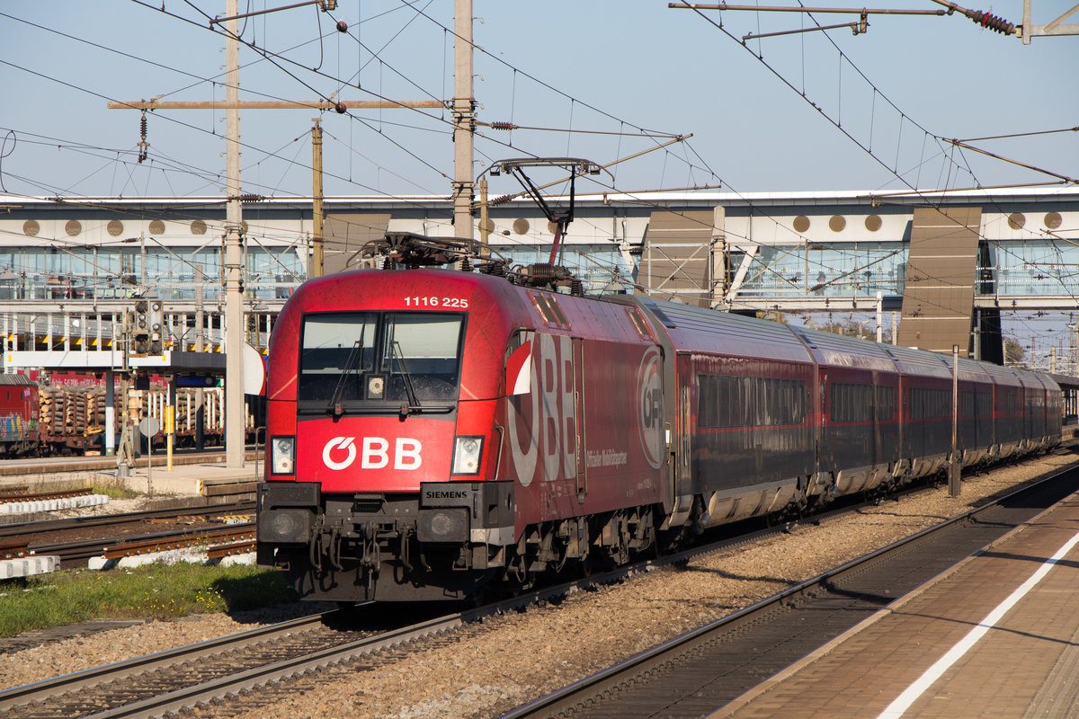 Der ÖBB-Fußballzug (also die ÖBB Werbelok für die österreichische Fußball-Liga) war am 10. Oktober 2018 in Wels Hbf unterwegs. 