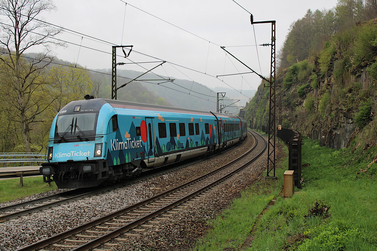 Der ÖBB Klimaticket Railjet fährt am Morgen des 01.05.2022 als RJX 897 von Frankfurt(M)Hbf nach Flughafen Wien. Die Bio Austria Werbelok 1116 231 der ÖBB schiebt den Zug gerade die Geislinger Steige hinauf, hier kurz vor Amstetten.