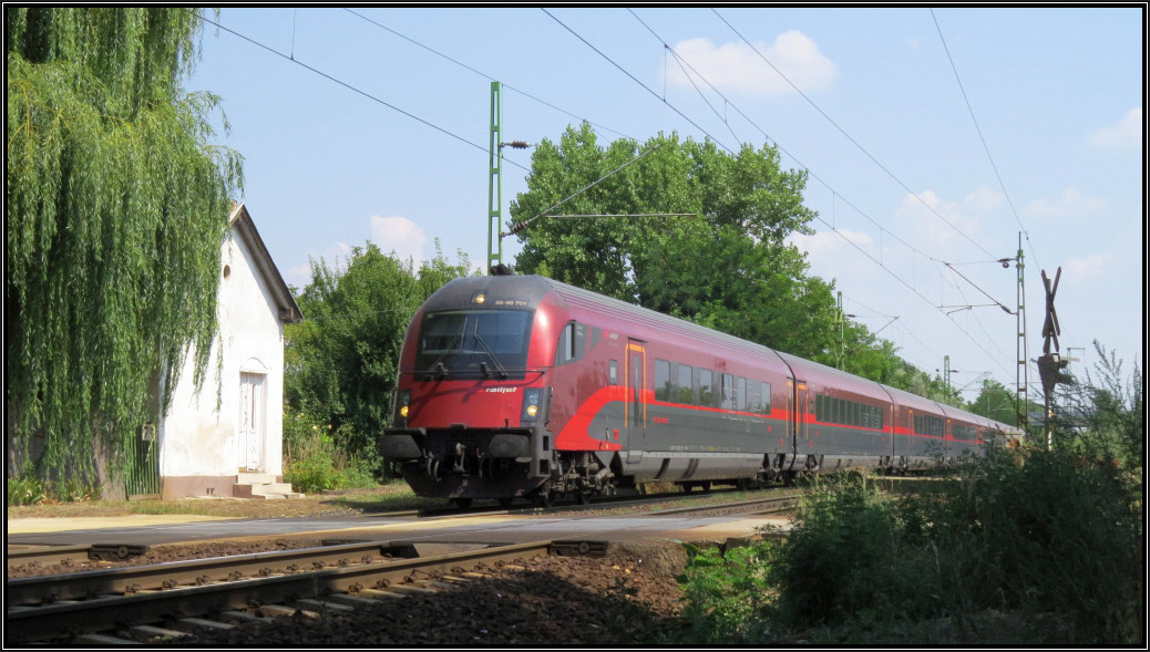 Der ÖBB Railjet aus Budapest ist nach Wien unterwegs. Hier zu sehen unweit von Komárom (H) am 06.August 2015.