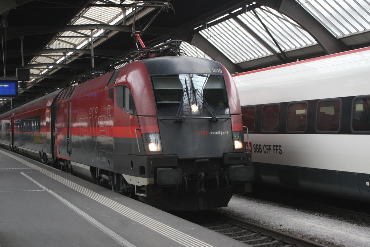 Der ÖBB Railjet mit der Taurus 1116 209 als Zugmaschine wartet in Zürich HB auf seine Abfahrt.

Zürich, 18.04.2017