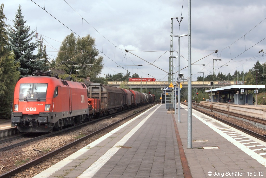 Der ÖBB-Taurus 1116 057 fuhr am 15.9.12 mit einem Güterzug Richtung Heimat durch den Bahnhof Feucht. Im Hintergrund die Brücke der Autobahn A9.