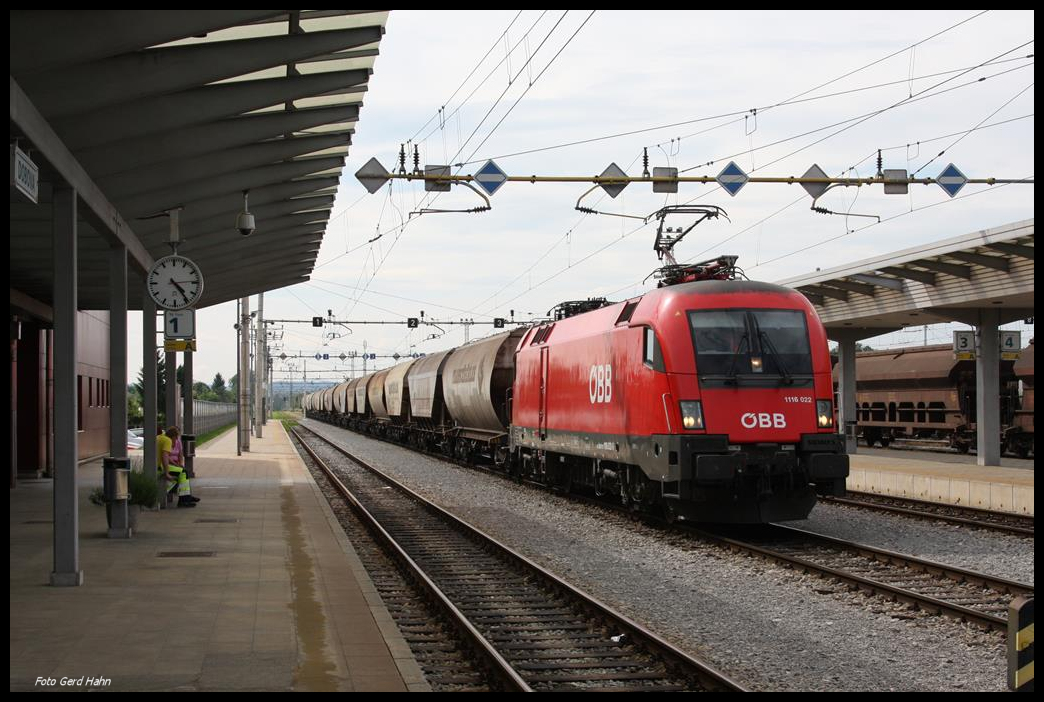 Der ÖBB Taurus 1116.022 wartet vor einem Güterzug im slowenischen Grenzbahnhof Dobova am 24.5.2017 auf die Weiterfahrt nach Kroatien.