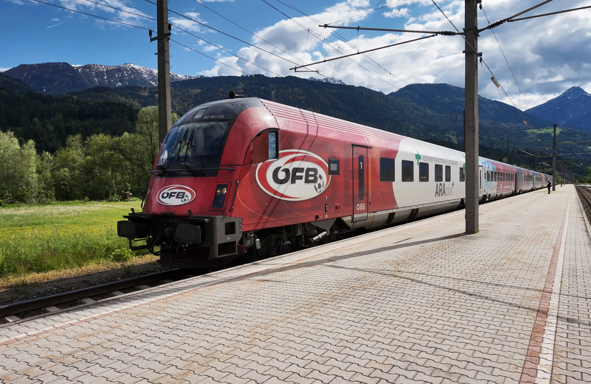 Der  ÖFB-railjet  hält am 20.5.2016 als railjet 632 (Lienz - Wien Hbf), in Greifenburg-Weißensee.