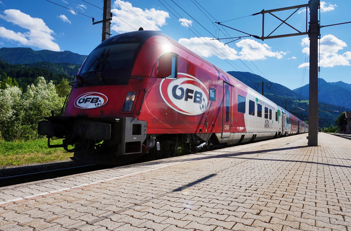 Der  ÖFB-railjet  hält am 28.6.2016 mit 80-90.725 an der Zugspitze im Bahnhof Greifenburg-Weißensee. Unterwegs war die Garnitur als railjet 632 (Lienz - Wien Hbf).
Dieser Zug bietet während der EM eine Besonderheit, denn in ihm und im railjet 663 (Innsbruck Hbf - Wien Hbf), kann man sich über das ÖBB-WLAN, die Spiele über einen Livestream ansehen.