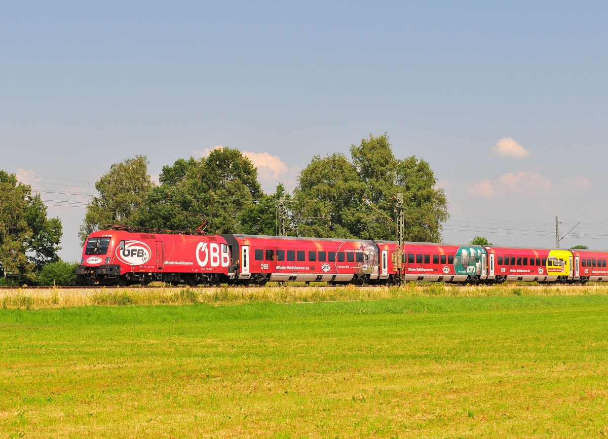 Der ÖFB-Railjet mit der Lok 1116 225-4 bei Übersee am Chiemsee in Richtung Roesenheim und Kufstein am 10.08.15 