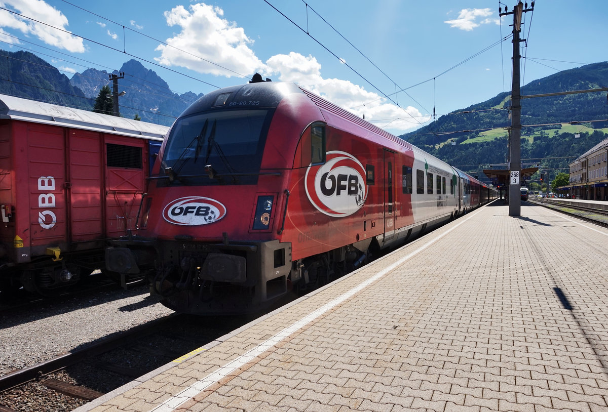Der  ÖFB-railjet  steht am 28.6.2016 mit 80-90.725 an der Zugspitze im Bahnhof Lienz.
Unterwegs war die Garnitur als railjet 632 (Lienz - Wien Hbf).