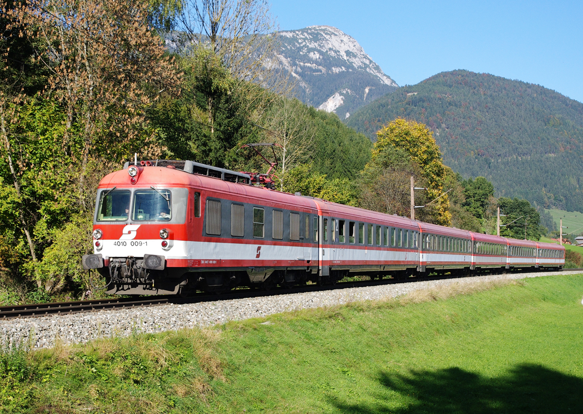 Der ÖGEG 4010 009 war am 04 Oktober 2010 im Rahem einer Sonderfahrt durch das Ennstal unterwegs, und wurde von mir im Abendlicht als SLp 14268 kurz vor Schladming fotografiert. 