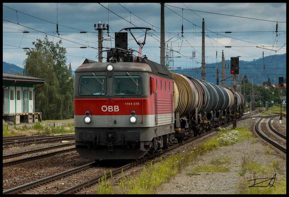 Der Ölbomber 91021 bespannt mit der 1144 278 durchfährt auf seinem Weg nach Villach am 16 Juli 2016 den Bahnhof Knittelfeld.