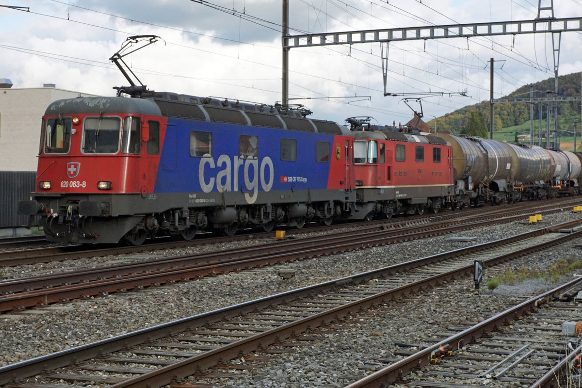 Der Ölzug 66745 mit Re 10 in Sissach unterwegs am 12. Oktober 2020. An der Spitze dieses Zuges eingereiht ist die Re 620 063-8  Eglisau .
Foto: Walter Ruetsch