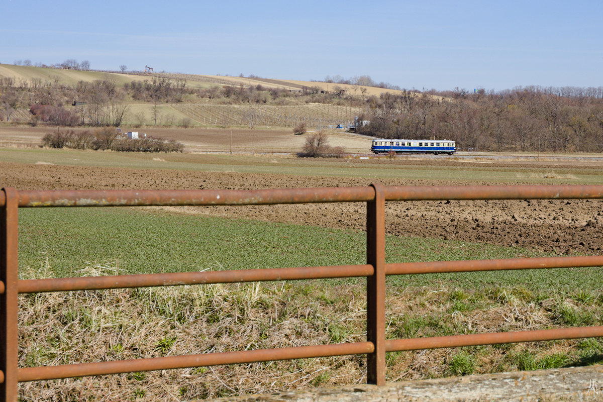 Der ÖSEK veranstaltet am 12.03.2022 eine Sonderzugfahrt mit dem 5042.14 durch Wien und auf den noch erhaltengeblieben Strecken im Weinwiertel rund um Groß Schweinbarth.
Im Bild der 5042.14 zwischen Prottes und Matzen.