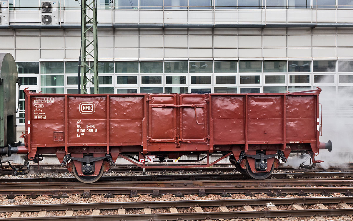 Der offene Güterwagen vom Einsteller FME  49  80 D-FME 5100 055-8 Typ Es 050
wurde am Zugende des Sonderzuges aus Fürth nach Regensburg mitgeführt.-Bild Regensburg den 2.12.2017