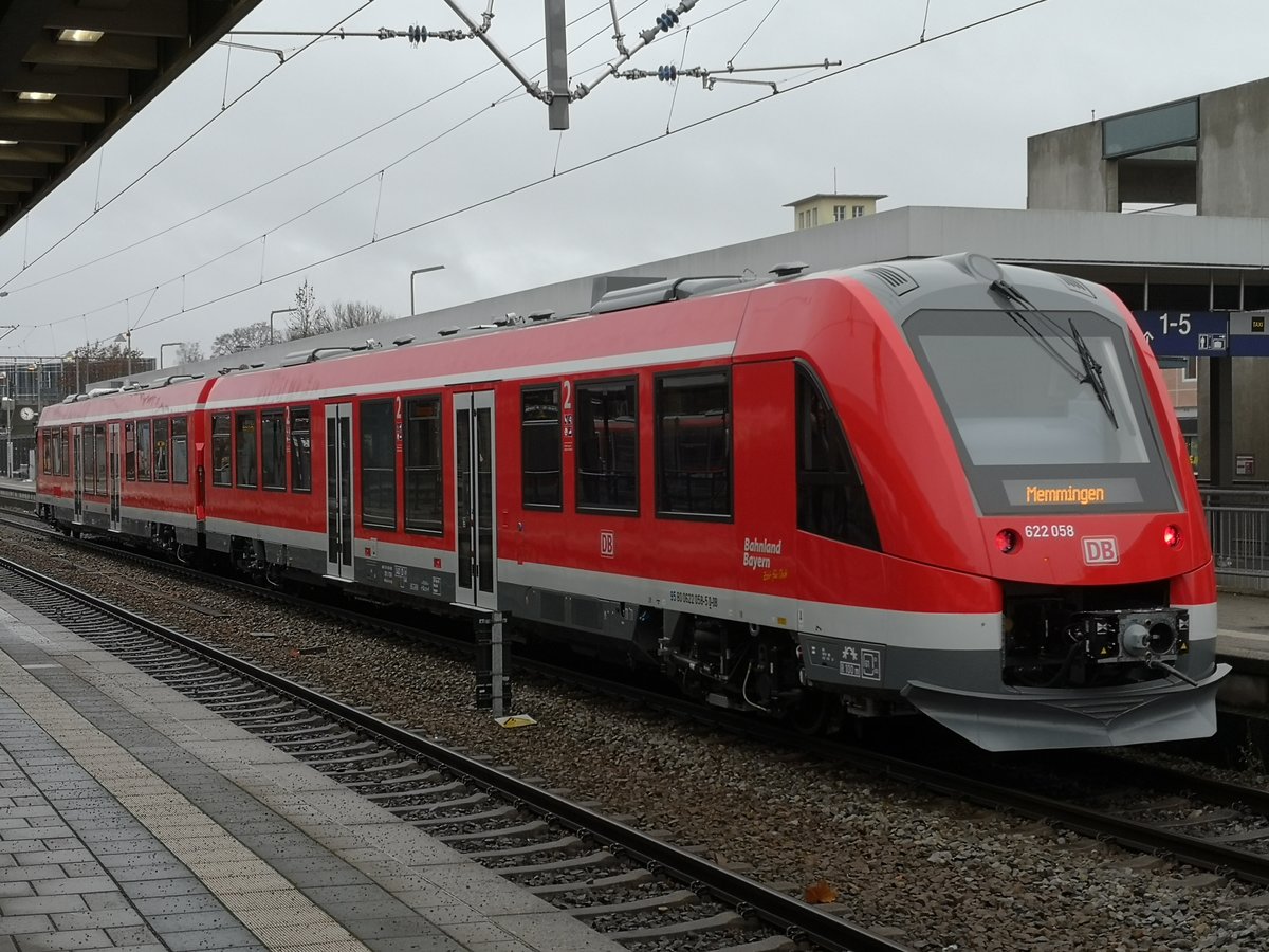 Der offensichtlich nagelneue 622 058 am 13. Dezember 2020 an der Endstation in Memmingen. Seit dem Fahrplanwechsel wurde die S-Bahn Donau/Iller eingerichtet.