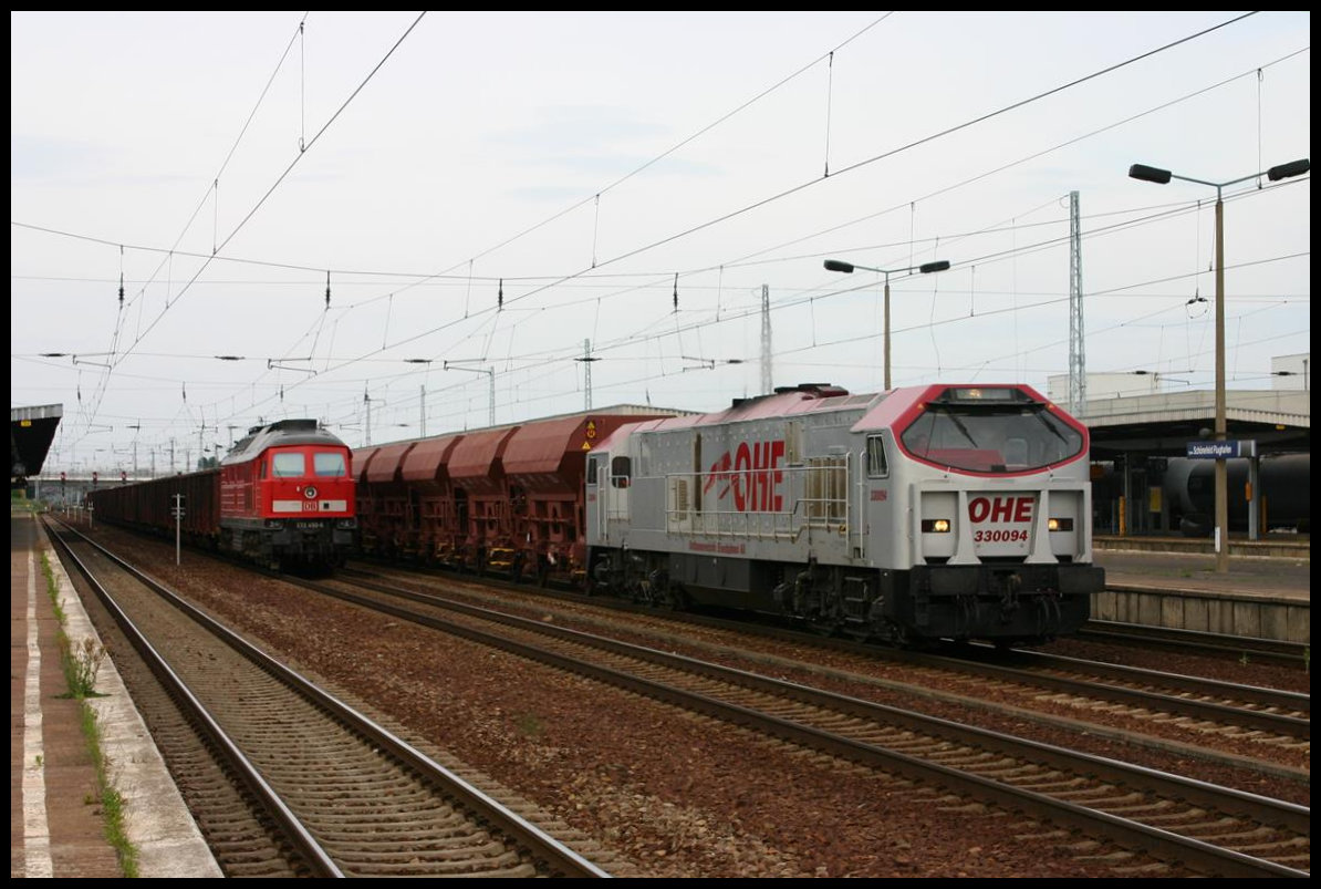Der OHE Tiger 330094 fährt hier am 1.6.2007 im Bahnhof Berlin Schönefeld an der wartenden DB 233450-6 vorbei in Richtung Süden.