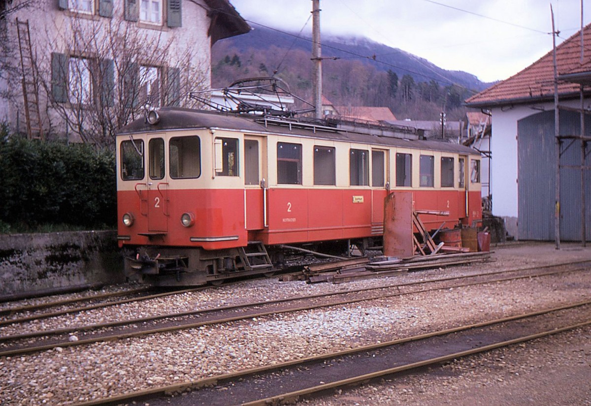 Der OJB-Triebwagen 2 (ehemals SNB-Triebwagen 3, gebaut 1920, neue Führerstände 1961, Abbruch 1973) in Wiedlisbach SNB. 26.April 1970. 