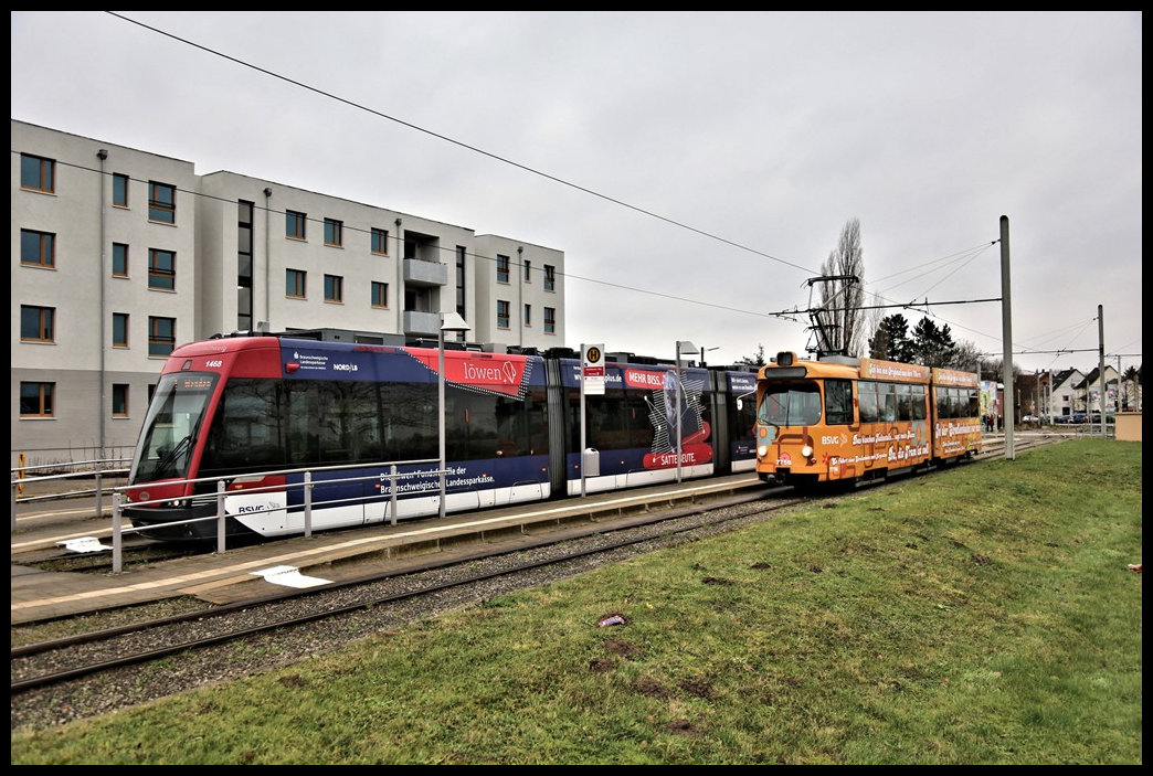 Der Oldtimer Triebwagen 7756 der Braunschweiger Verkehrs GmbH war am 15.12.2024 vormittags im Sondereinsatz bei einer Stadtrundfahrt. Hier ist der Triebwagen gerade an der Endhaltestelle Stöckheim angekommen und muß nun dem Planzug der Linie 1 nach Wenden, ET 1458, den Vorrang lassen.