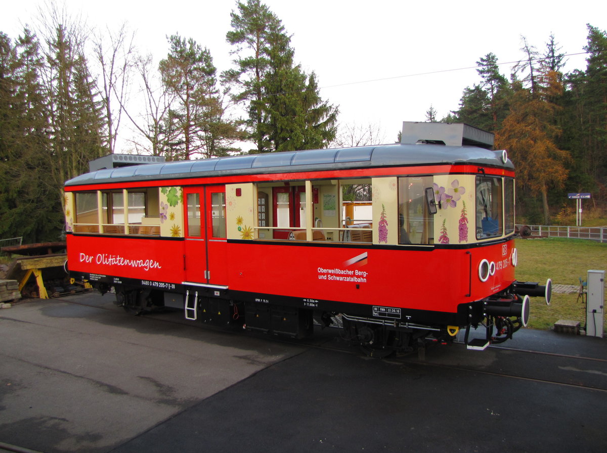  Der Olitätenwagen  479 205-7 (94 80 0479 205-7 D-DB) der Oberweissbacher Berg- und Schwarzatalbahn, am 26.11.2016 in Lichtenhain.