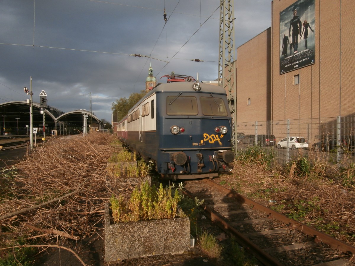 Der Orient Express Livree mit 1046 024-4 als Zuglok steht am 14.04.14 im Krefeld HBF laut seinem Zustand steht er schon seit ein paar Monaten hier, dies ist auch an der Beschmierung zu erkennen.
14.04.14 Krefeld HBF