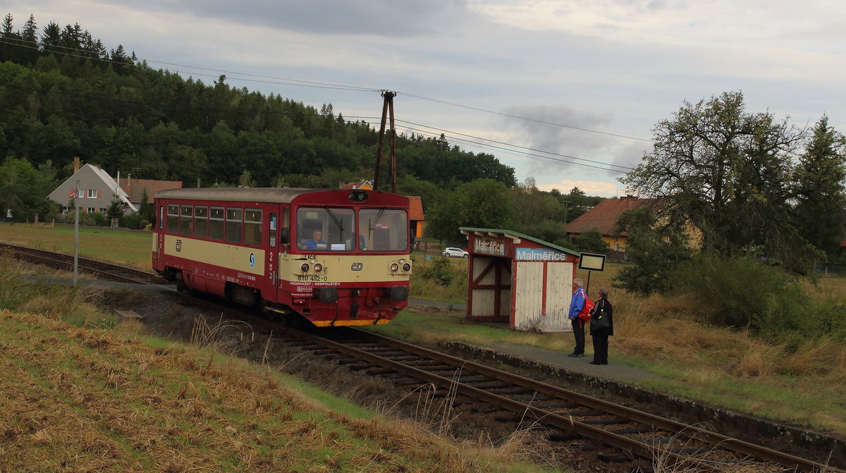 Der OS 16725 erreicht soeben den Haltepunkt Malmerice und geht dann weiter nach Blatno. Dieser kleine Triebwagen auch bekannt als Brotbüchse tragt die Nummer 810 482 mit der Aufschrift  Lice . Leider war das Wetter am Tag Wolken verhangen. Entstanden am 31.08.2020 