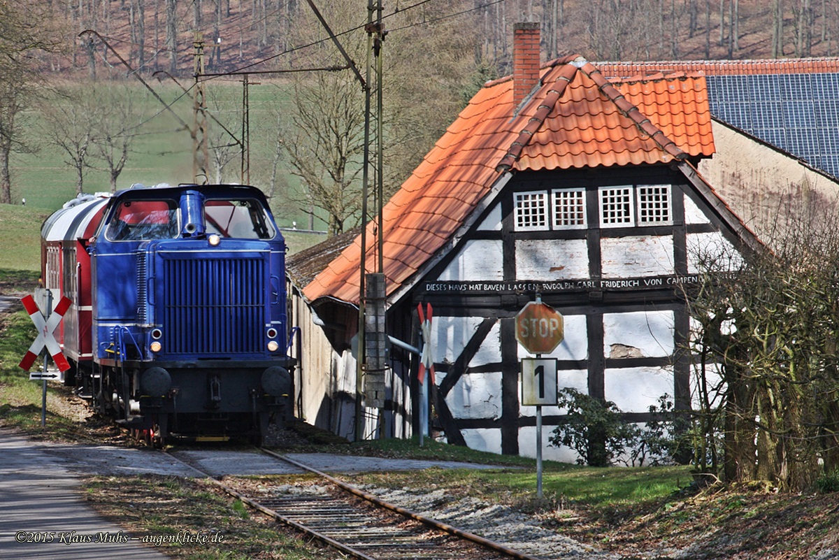 Der Osterhasen-Express des „Landeseisenbahn-Lippe e.V.“ verkehrte an den Ostertagen auf einem Teilstück der Extertalbahn zwischen Bösingfeld und Alverdissen. Zuglok war am Sonntag V2.004 (98 80 3265 101-6 D-VBV). Die Lok ist eine Leihgabe des „Vereins Braunschweiger Verkehrsfreunde“. 
Lokdaten: Baujahr: 1954 –Hersteller: MaK Kiel-Friedrichsort – F.-Nr.500004 – Bauart: D-dh – PS: 575 – Gewicht: 52t – Max.-Geschwindigkeit 80 km/h.   Infos zur LEL gibt es unter http://www.landeseisenbahn-lippe.de/    ---   05.04.2015
