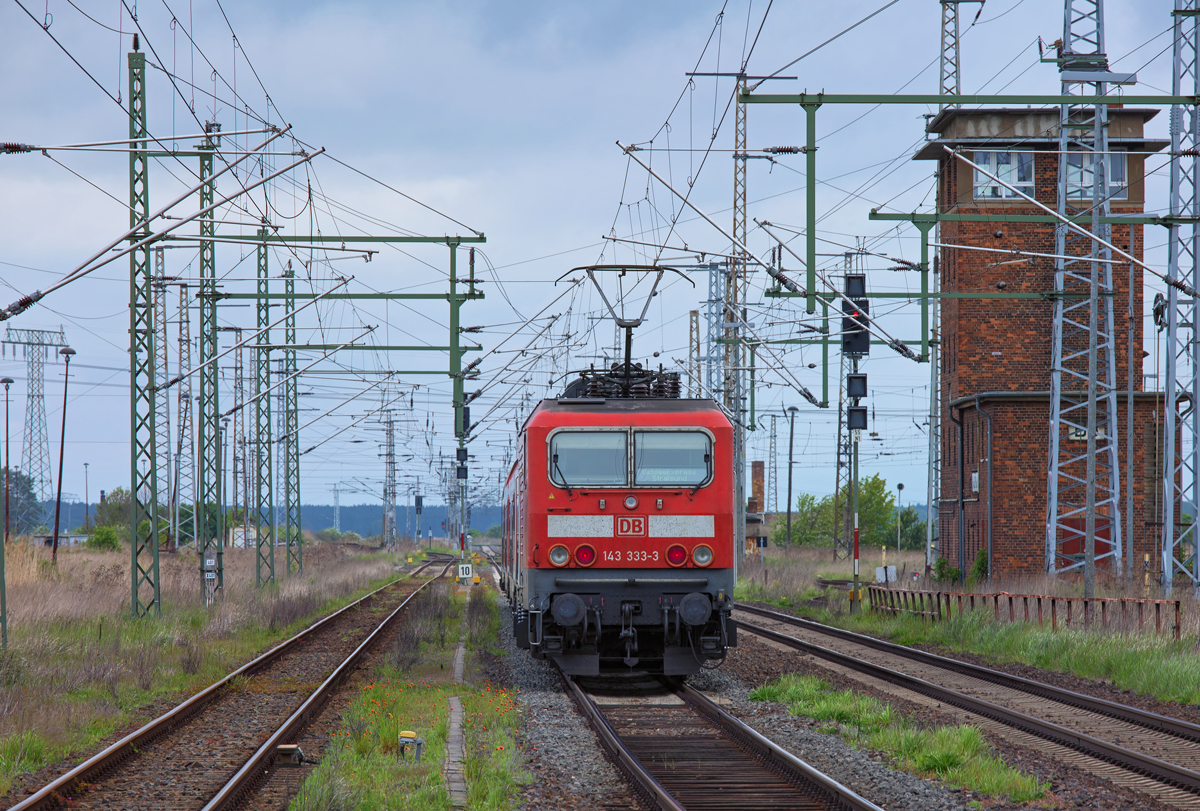 Der Ostsee Express nach Stralsund ist abweichend vom Fahrplan über Gleis 2 in Pasewalk gefahren, da das Gleis 1 besetzt war. 
Die E-Lok der BR 143 mit einer leicht zu merkenden Nummer wurde vom Ende des Bahnsteiges 2 in Pasewalk aufgenommen. - 10.05.2014
