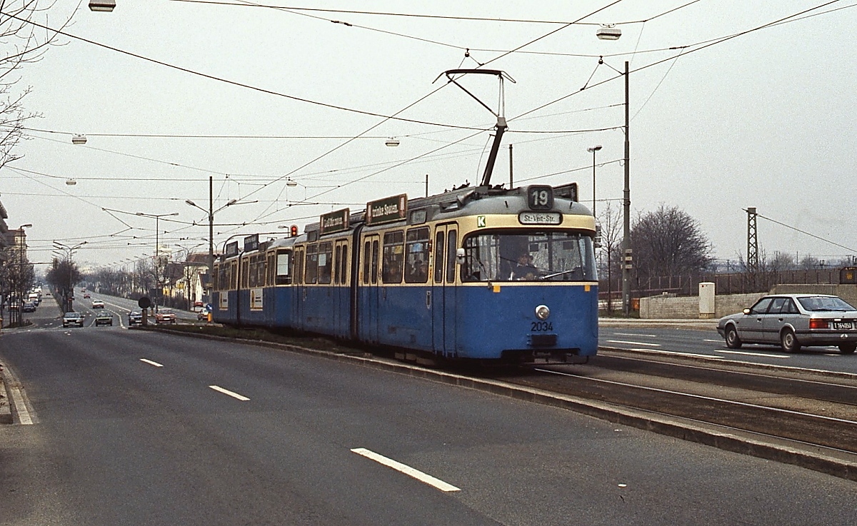 Der P3 2034 der Münchener Verkehrsbetriebe ist Anfang April 1989 auf der Linie 19 in Richtung St.-Veit-Straße unterwegs