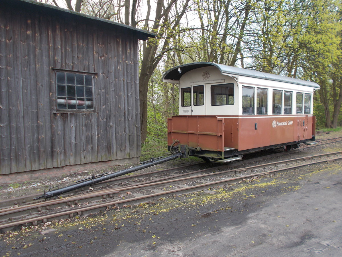 Der Panoramic 2000 Wagen,mit Kuppelstange vom Rollwagen,am 06.Mai 2017,in Putbus.