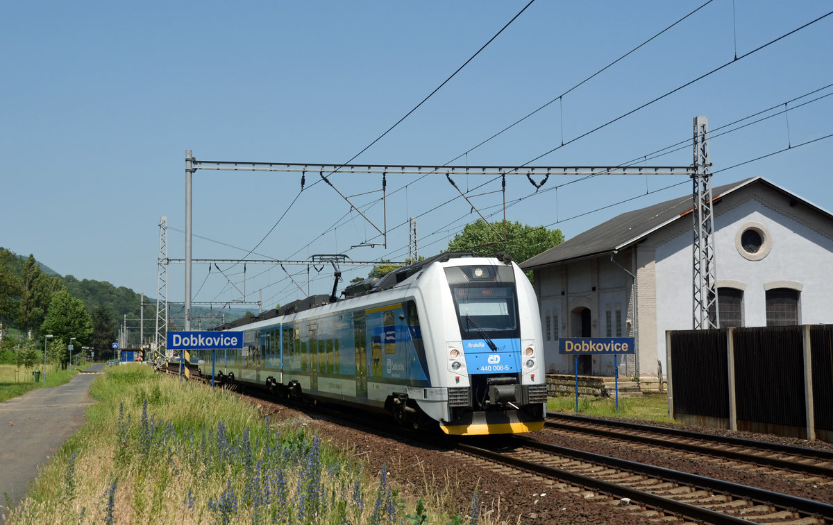 Der Panther 440 006 hat am 12.06.19 auf dem Weg nach Most bereits den Bahnhof Dobkovice verlassen.