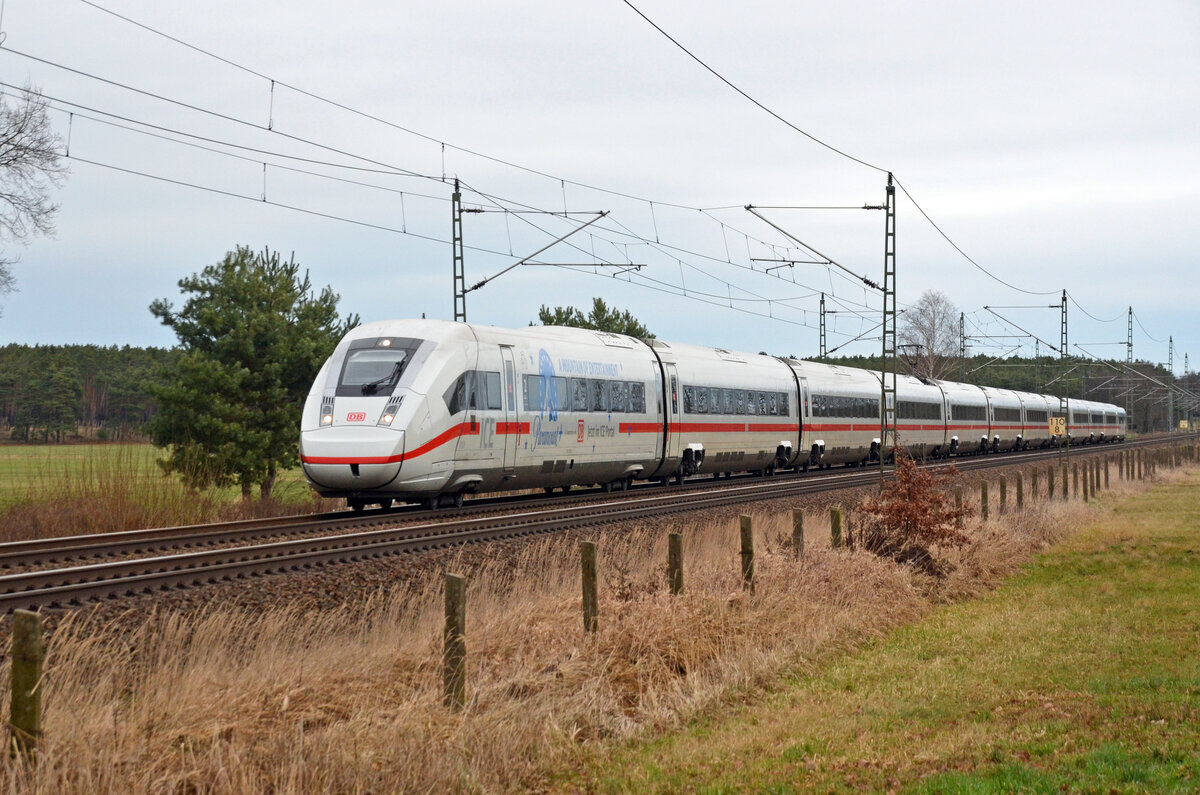 Der Paramount-ICE war am 15.01.23 als ICE 597 nach München unterwegs. Hier rollt er durch Radis Richtung Leipzig.
