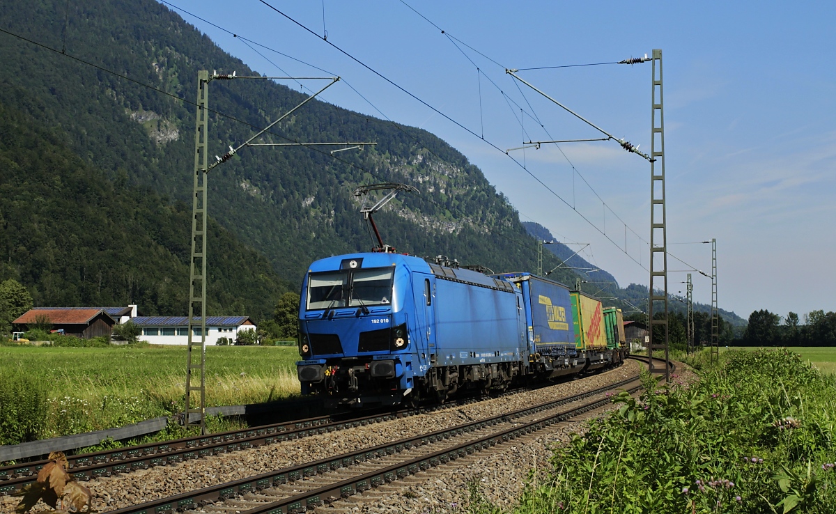 Der von Paribus an TXL vermietete Smartron 192 010 legt sich am  20.07.2020 bei Niederaudorf in die Kurve