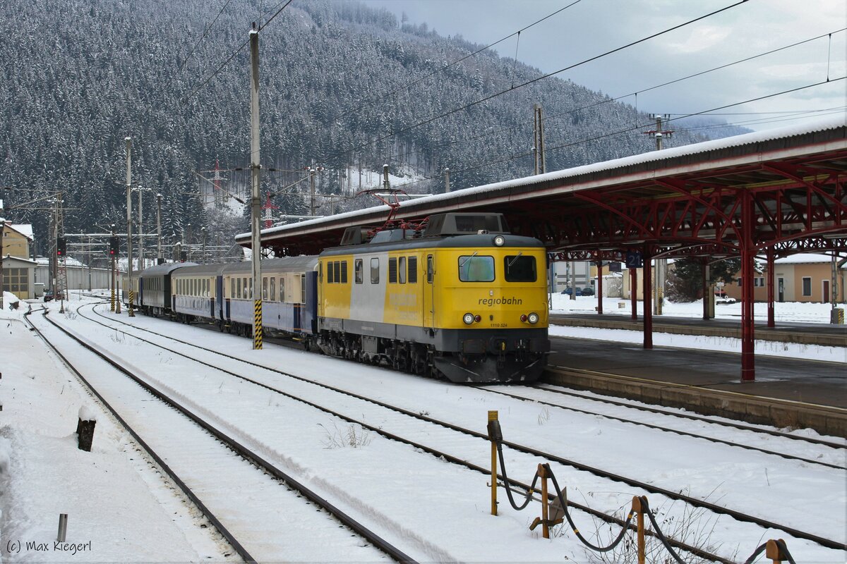 Der  Partyzug  SD14299 zum Nightrace in Schladming wurde am 24.1.2023 mit der Regiobahn 1110.524 bespannt hier bei der Einfahrt in den Bahnhof Selzthal.